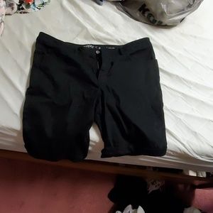 Mid rise Bermuda shorts